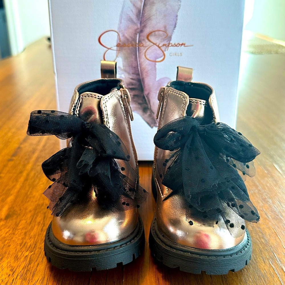 NWOT* Adorable metallic Toddler Boots with Bows - Jessica Simpson - Sz6 Daria